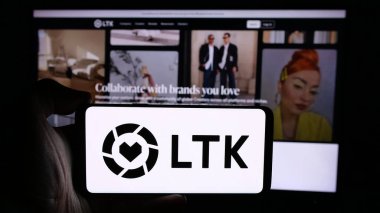 Stuttgart, Almanya - 08-27-2024: Üzerinde ABD 'li etkili platform şirketi LTK' nın logosu bulunan cep telefonu sahibi kişi iş sayfası önünde. Telefon ekranına odaklan.