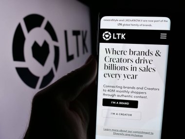 Stuttgart, Almanya - 08-27-2024: Logo önünde ABD 'li etkili platform şirketi LTK' nin (ödüllü Style Inc.) web sayfası ile cep telefonu tutan kişi. Telefon ekranının merkezine odaklan.