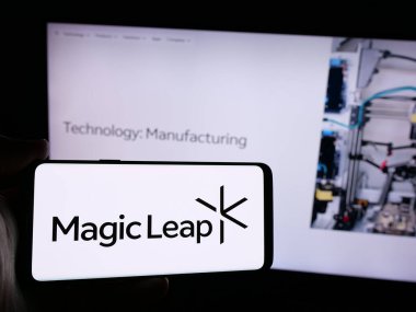 Stuttgart, Almanya - 08-27-2024: Üzerinde Amerikan artırılmış reality şov şirketi Magic Leap Inc. 'in logosu bulunan cep telefonu sahibi kişi web sayfasının önünde. Telefon ekranına odaklan.