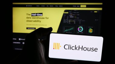 Stuttgart, Almanya - 08-27-2024: İnternet sitesi önünde ABD 'li OLAP DBMS şirketi ClickHouse Inc. Telefon ekranına odaklan.