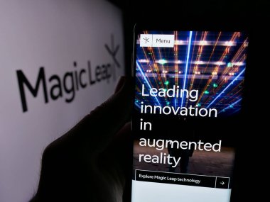 Stuttgart, Almanya - 08-27-2024: ABD 'li artırılmış reality şov şirketi Magic Leap Inc.' in web sayfası ile logo önünde cep telefonu tutan kişi. Telefon ekranının merkezine odaklan.