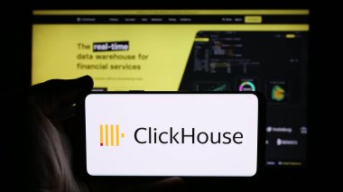 Stuttgart, Almanya - 08-27-2024: İş sayfası önünde ABD 'li OLAP DBMS şirketi ClickHouse Inc.' in logosuna sahip kişi. Telefon ekranına odaklan.