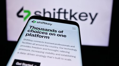 Stuttgart, Almanya - 08-27-2024: İş logosu önünde ABD 'li sağlık platformu şirketi ShiftKey LLC' nin web sitesine sahip akıllı telefon. Telefon ekranının sol üst kısmına odaklan.