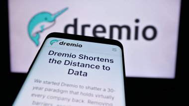 Stuttgart, Almanya - 08-27-2024: ABD 'li veri gölü şirketi Dremio Corporation' ın web sitesi ile birlikte iş logosu önünde cep telefonu. Telefon ekranının sol üst kısmına odaklan.