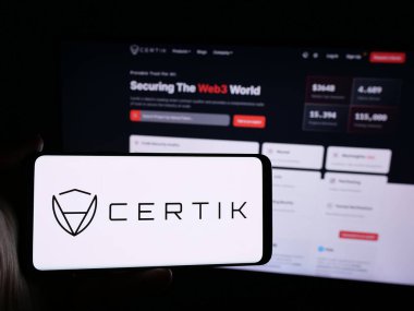 Stuttgart, Almanya - 08-27-2024: İnternet sitesi önünde ABD 'li engelleme şirketi Certified Kernel Tech LLLC' nin (CertiK) logosuna sahip akıllı telefon sahibi kişi. Telefon ekranına odaklan.