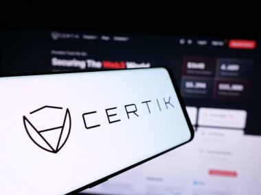 Stuttgart, Almanya - 08-27-2024: İnternet sitesi önünde sertifikalı Kernel Tech LLLC (CertiK) logosu bulunan cep telefonu. Telefon ekranının soluna odaklan.
