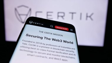 Stuttgart, Almanya - 08-27-2024: Logo önünde ABD 'li blok şirketi Certified Kernel Tech LLLC' nin (CertiK) web sitesi bulunan cep telefonu. Telefon ekranının sol üst kısmına odaklan.