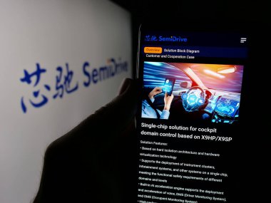 Stuttgart, Almanya - 08-28-2024: Çinli şirket Beijing SemiDrive Technology Corporation 'ın logolu web sayfası ile cep telefonu tutan kişi. Telefon ekranının merkezine odaklan.