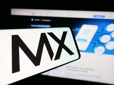 Stuttgart, Almanya - 08-28-2024: Amerikan fintech data şirketi MX Technologies Inc. 'in logosuna sahip cep telefonu. Telefon ekranının merkezine odaklan.