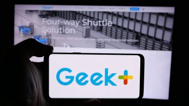 Stuttgart, Almanya - 08-28-2024: Çinli depo şirketi Geekplus Technology Co. Ltd. nin logosunun bulunduğu cep telefonu web sayfasının önünde duruyor. Telefon ekranına odaklan.