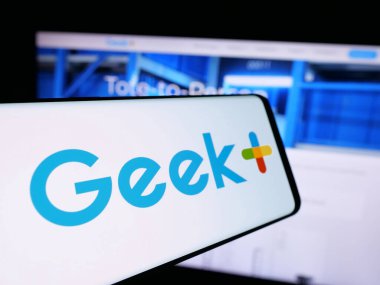 Stuttgart, Almanya - 08-28-2024: İnternet sitesi önünde üzerinde Geekplus Technology Co. Ltd. yazan akıllı telefon. Telefon ekranının merkez soluna odaklan.