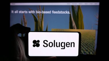 Stuttgart, Almanya - 08-28-2024: İnternet sayfası önünde üzerinde Solugen Inc. 'in logosu bulunan cep telefonu sahibi kişi. Telefon ekranına odaklan.