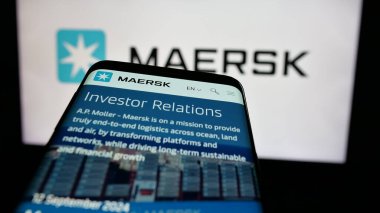 Stuttgart, Almanya - 09-27-2024: Danimarkalı gemicilik şirketi A.P. web sayfalı akıllı telefon Moller - Maersk AS logonun önünde ekranda. Telefon ekranının sol üst kısmına odaklan.
