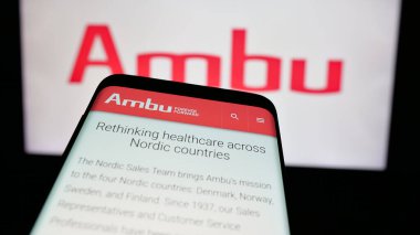 Stuttgart, Almanya - 09-27-2024: Danimarkalı tıbbi teknoloji şirketi Ambu AS 'nin web sitesi ile cep telefonu iş logosu önünde ekranda. Telefon ekranının sol üst kısmına odaklan.