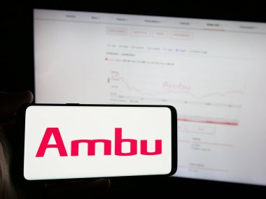 Stuttgart, Almanya - 09-27-2024: Danimarkalı tıbbi teknoloji şirketi Ambu AS 'nin logosunun bulunduğu cep telefonu web sayfası önünde ekranda. Telefon ekranına odaklan.