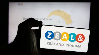 Stuttgart, Almanya - 09-29-2024: Danimarkalı biyoteknoloji şirketi Zealand Pharma AS 'nin logosunun bulunduğu cep telefonu web sayfası önünde ekranda. Telefon ekranına odaklan.