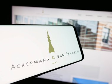 Stuttgart, Almanya - 09-29-2024: Belçikalı Ackermans van Haaren N.V. şirketinin logosu olan cep telefonu iş sitesinin önünde ekranda. Telefon ekranının merkez sağına odaklan.