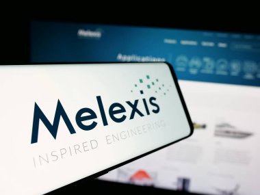 Stuttgart, Almanya - 09-29-2024: Belçikalı yarı iletken şirket Melexis NV 'nin logosunun yer aldığı cep telefonu iş sitesinin önünde ekranda. Telefon ekranının merkez soluna odaklan.