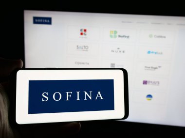 Stuttgart, Almanya - 09-29-2024: Belçikalı holding şirketi Sofina SA 'nın logosunu elinde tutan kişi web sitesinin önünde ekranda. Telefon ekranına odaklan.