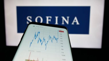 Stuttgart, Almanya - 09-29-2024: Belçikalı holding şirketi Sofina SA 'nın web sitesi ile birlikte iş logosu önünde ekranda. Telefon ekranının sol üst kısmına odaklan.