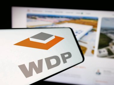 Stuttgart, Almanya - 09-29-2024: İnternet sitesinin önünde Belçika 'nın Depo Depoları (WDP) logosunun yer aldığı cep telefonu. Telefon ekranının merkez soluna odaklan.
