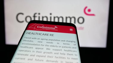 Stuttgart, Almanya - 09-29-2024: Belçikalı emlak şirketi Cofinimmo S.A. 'nın web sitesi ile cep telefonu iş logosu önünde ekranda. Telefon ekranının sol üst kısmına odaklan.