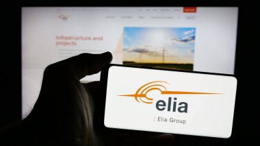Stuttgart, Almanya - 09-29-2024: Belçikalı şirket Elia Transmission Belçika 'nın logosunun bulunduğu cep telefonu web sayfası önünde ekranda. Telefon ekranına odaklan.
