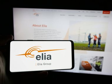 Stuttgart, Almanya - 09-29-2024: Belçika şirketi Elia Transmission Belçika SA 'nın logosunu taşıyan kişi web sitesinin önünde ekranda. Telefon ekranına odaklan.