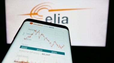 Stuttgart, Almanya - 09-29-2024: Belçikalı firma Elia Transmission Belçika SA 'nın web sitesi olan akıllı telefon iş logosu önünde ekranda. Telefon ekranının sol üst kısmına odaklan.