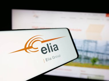 Stuttgart, Almanya - 09-29-2024: Belçikalı şirket Elia Transmission Belçika SA 'nın logolu cep telefonu web sitesinin önünde ekranda. Telefon ekranının merkez soluna odaklan.