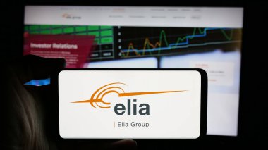 Stuttgart, Almanya - 09-29-2024: Belçikalı şirket Elia Tranmission Belçika SA 'nın logosunun bulunduğu cep telefonu web sayfası önünde ekranda. Telefon ekranına odaklan.