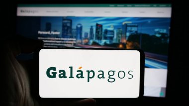 Stuttgart, Almanya - 09-29-2024: Belçikalı ilaç şirketi Galapagos NV 'nin logosunun bulunduğu cep telefonu iş sayfası önünde ekranda. Telefon ekranına odaklan.