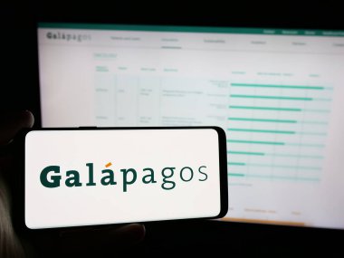 Stuttgart, Almanya - 09-29-2024: Belçikalı ilaç şirketi Galapagos NV 'nin logosuna sahip cep telefonu web sayfası önünde ekranda. Telefon ekranına odaklan.