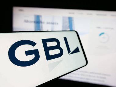 Stuttgart, Almanya - 09-29-2024: Groupe Bruxelles Lambert SA (GBL) şirketinin logosuna sahip akıllı telefon iş web sitesi önünde ekranda. Telefon ekranının merkez soluna odaklan.