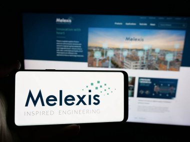 Stuttgart, Almanya - 09-29-2024: Belçikalı yarı iletken şirket Melexis NV 'nin logosuna sahip kişi web sitesinin önünde ekranda. Telefon ekranına odaklan.