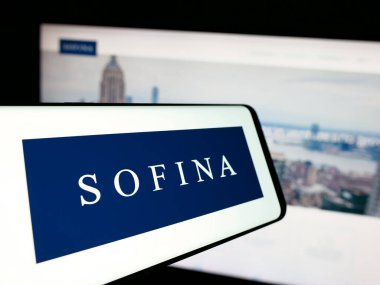 Stuttgart, Almanya - 09-29-2024: Belçikalı holding şirketi Sofina SA 'nın logosunu içeren cep telefonu iş sitesinin önünde ekranda. Telefon ekranının merkezine odaklan.