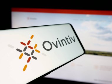 Stuttgart, Almanya - 10-01-2024: Amerikan petrol şirketi Ovintiv Inc. 'in logosuna sahip akıllı telefon iş dünyasının web sitesinin önünde ekranda. Telefon ekranının soluna odaklan.