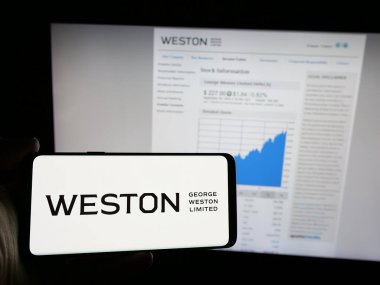 Stuttgart, Almanya - 10-01-2024: Kanadalı holding şirketi George Weston Limited 'in logosunun bulunduğu cep telefonu web sitesinin önünde ekranda. Telefon ekranına odaklan.
