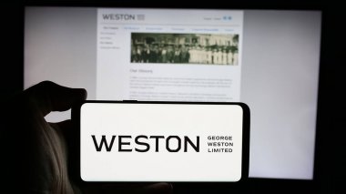 Stuttgart, Almanya - 10-01-2024: Kanadalı holding şirketi George Weston Limited 'in logosunun bulunduğu cep telefonu web sayfası önünde ekranda. Telefon ekranına odaklan.