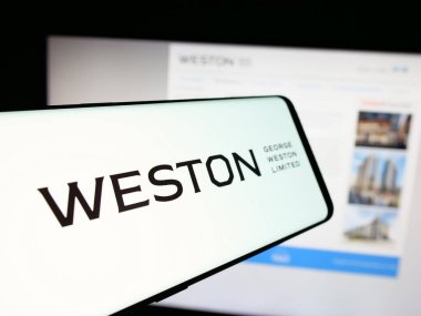 Stuttgart, Almanya - 10-01-2024: Kanadalı holding şirketi George Weston Limited 'in logolu cep telefonu web sitesinin önünde ekranda. Telefon ekranının merkezine odaklan.
