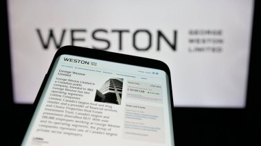 Stuttgart, Almanya - 10-01-2024: Kanadalı holding şirketi George Weston Limited 'in web siteli akıllı telefon iş logosu önünde ekranda. Telefon ekranının sol üst kısmına odaklan.