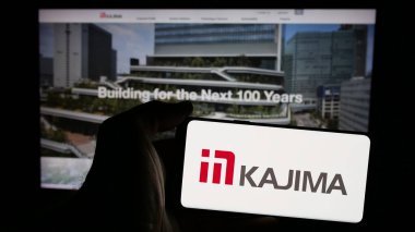 Stuttgart, Almanya - 10-01-2024: Japon inşaat şirketi Kajima Corporation 'ın logosunun bulunduğu cep telefonu web sayfası önünde ekranda. Telefon ekranına odaklan.