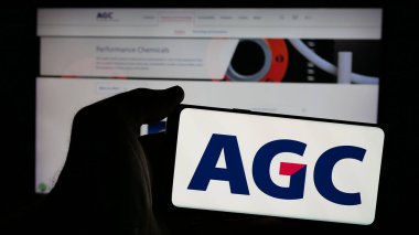 Stuttgart, Almanya - 10-01-2024: Japon cam imalat şirketi AGC Inc. 'nin logosunu taşıyan cep telefonu web sayfasının önünde duruyor. Telefon ekranına odaklan.