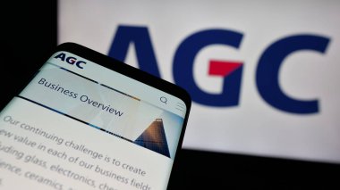 Stuttgart, Almanya - 10-01-2024: Japon cam imalat şirketi AGC Inc. 'nin web sitesiyle birlikte cep telefonu logonun önünde ekranda. Telefon ekranının sol üst kısmına odaklan.