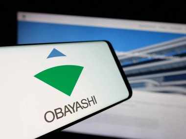 Stuttgart, Almanya - 10-01-2024: İnşaat şirketi Obayashi Corporation 'ın logosunun yer aldığı cep telefonu web sitesinin önünde ekranda. Telefon ekranının merkez soluna odaklan.