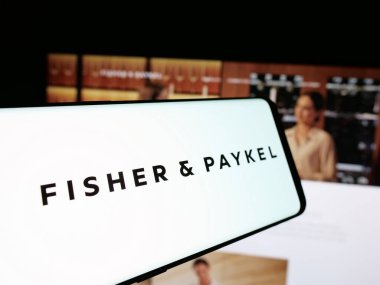 Stuttgart, Almanya - 10-01-2024: Fisher Paykel Appliances Holding 'in logosuna sahip akıllı telefon web sitesi önünde ekrana yansıdı. Telefon ekranının merkez soluna odaklan.