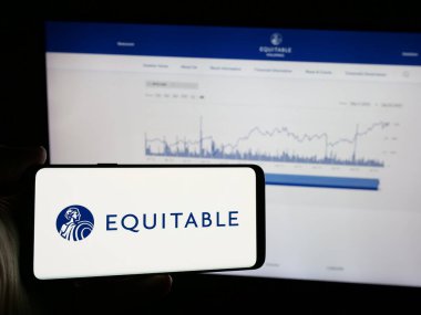 Stuttgart, Almanya - 10-01-2024: ABD 'li finans şirketi Equitable Holdings Inc.' in logosunun bulunduğu cep telefonu web sayfası önünde ekranda. Telefon ekranına odaklan.