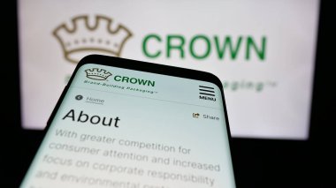 Stuttgart, Almanya - 10-01-2024: ABD 'li ambalaj şirketi Crown Holding Inc.' in web sitesi olan cep telefonu iş logosu önünde ekranda. Telefon ekranının sol üst kısmına odaklan.