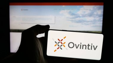 Stuttgart, Almanya - 10-01-2024: İnternet sitesi önünde ekranda ABD 'li petrol şirketi Ovintiv Inc.' in logosuna sahip akıllı telefonu tutan kişi. Telefon ekranına odaklan.