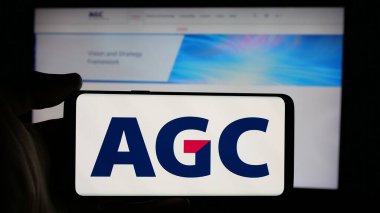 Stuttgart, Almanya - 10-01-2024: Japon cam imalat şirketi AGC Inc. 'nin logosu olan cep telefonu web sayfasının önünde ekranda. Telefon ekranına odaklan.
